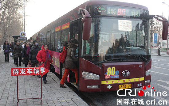图片默认标题_fororder_水印图四：80路公交车终点，乘客有序上车。摄影 李鹏