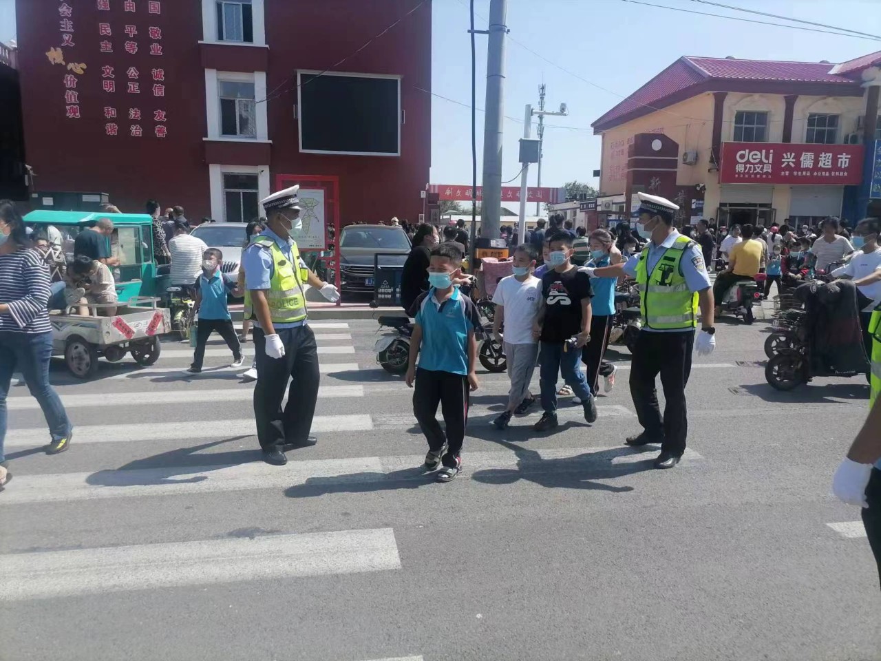 （原创）又到开学季：渤海新区黄骅市交警上路执勤 为学生保驾护航_fororder_image003