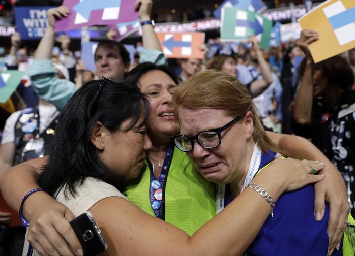 希拉里获美民主党总统候选人提名 支持者激动大哭