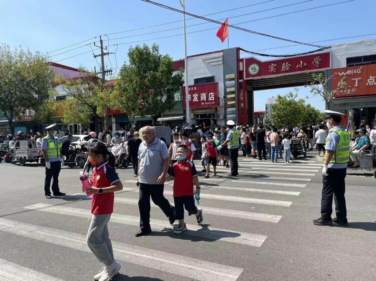 （原創）又到開學季：渤海新區黃驊市交警上路執勤 為學生保駕護航_fororder_image007