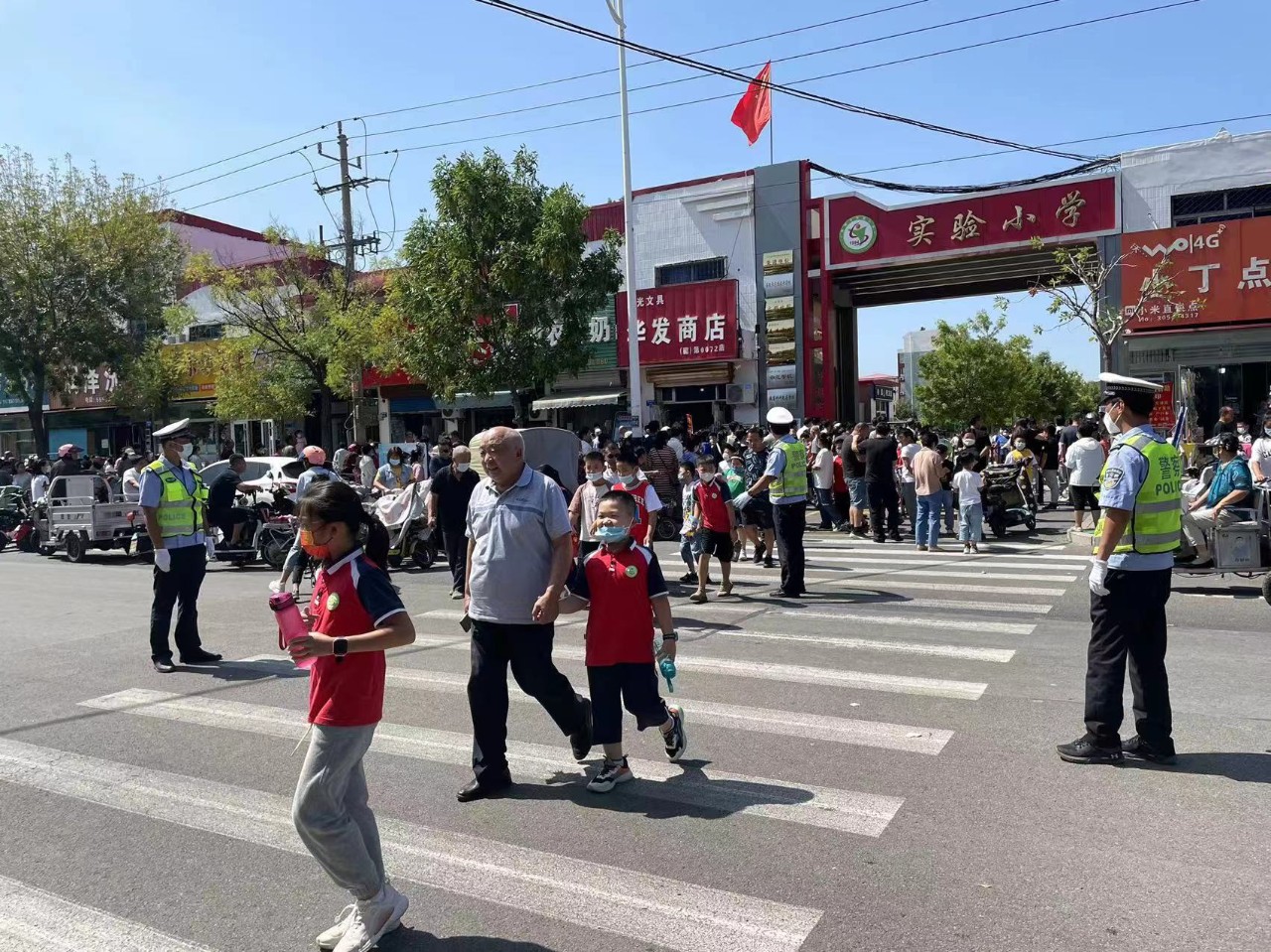 （原创）又到开学季：渤海新区黄骅市交警上路执勤 为学生保驾护航_fororder_image007