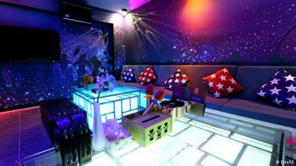 中国留学生在德国开KTV 各国顾客慕名前来