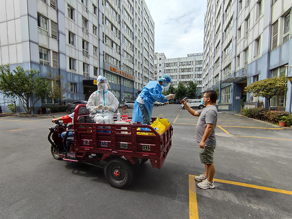 抗疫保供戰一線 | 成都武侯區：社區居民提供的電三輪 成為“泡泡”裏的流動檢測點_fororder_成都武侯區社區居民提供的電三輪-成為“泡泡”裏的流動檢測點-供圖-成都市武侯區委宣傳部