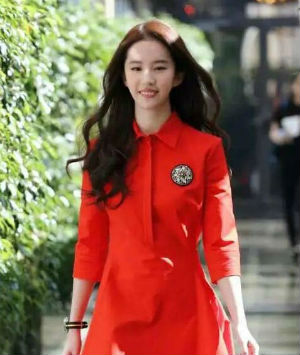 刘亦菲PS照成网红脸 还没路人抓拍美