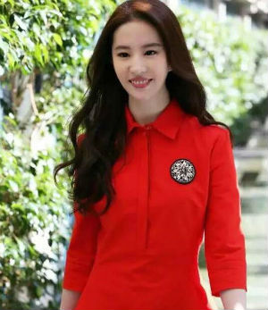 刘亦菲PS照成网红脸 还没路人抓拍美