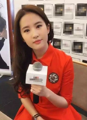 刘亦菲PS照成网红脸 还没路人抓拍美