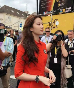 刘亦菲PS照成网红脸 还没路人抓拍美