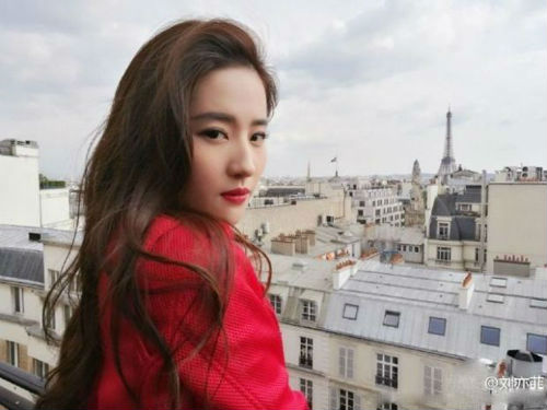 刘亦菲PS照成网红脸 还没路人抓拍美