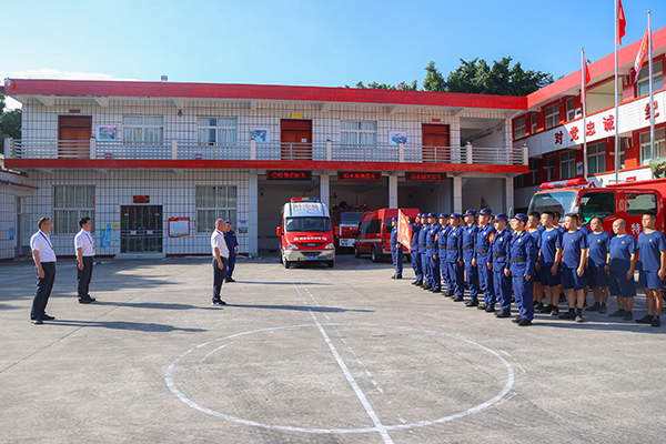 五粮液向四川甘孜州泸定县及雅安地震灾区捐赠1500万元_fororder_即将奔赴灾区的五粮液专职消防队