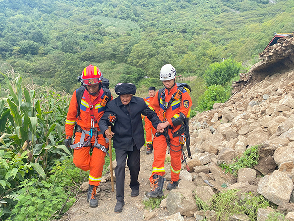 消防接力奋战11小时 八旬老人成功获救_fororder_消防救援人员搀扶老人前行1