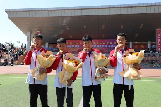 准格尔旗第一中学举办第39届国庆田径运动会