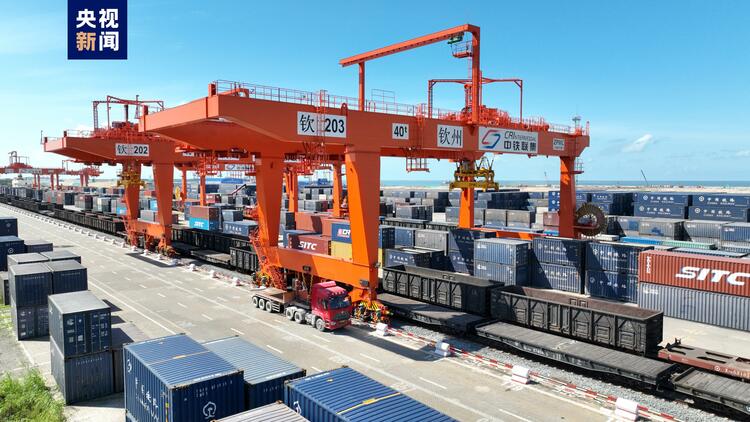 今年前8月西部陸海新通道班列運輸貨物近50萬標箱