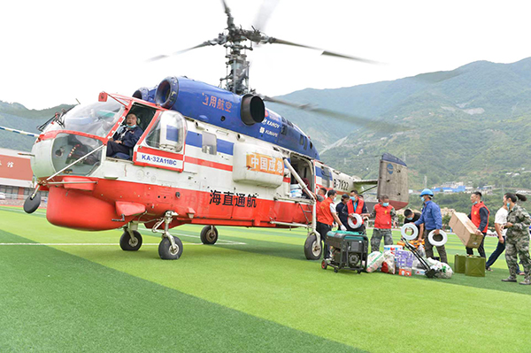 直升机准备起飞 摄影 汤小强直升机准备起飞摄影 熊德兵据悉,甘孜州