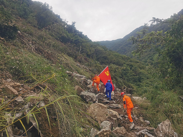 瀘定地震特別報道｜國網四川送變電公司黨員服務隊徒步完成110千伏草大線巡視_fororder_搶險突擊隊徒步巡線--攝影-劉湘釩