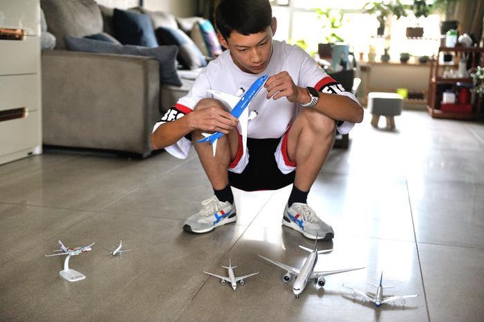 西安13岁少年飞机迷 一人跑遍国内三分之二机场