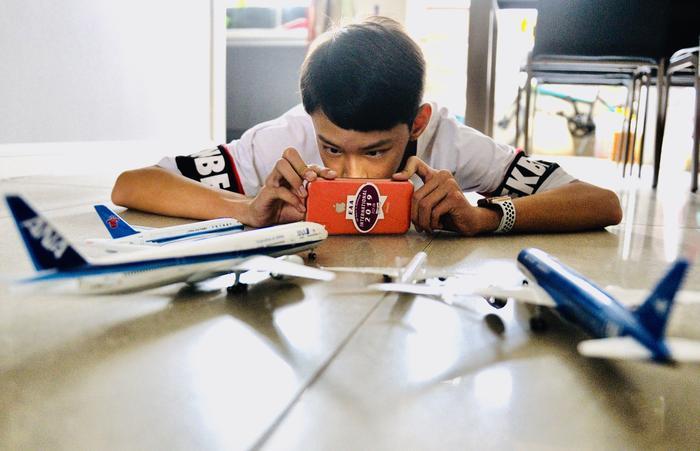 西安13岁少年飞机迷 一人跑遍国内三分之二机场