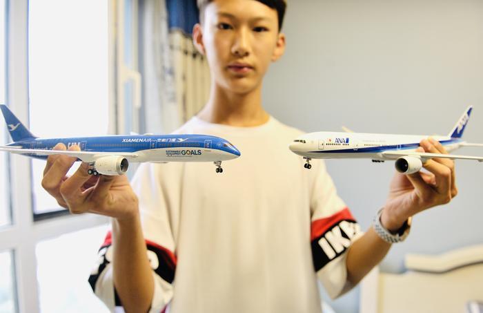 西安13岁少年飞机迷 一人跑遍国内三分之二机场