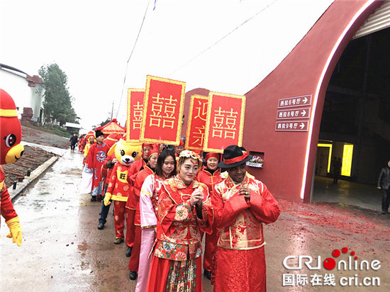 已过审【CRI专稿 图文】涪陵红酒小镇上演传统婚俗表演