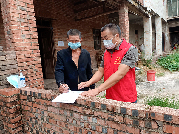自贡：乡村振兴“带头人” 抗击疫情“急先锋”_fororder_荣县旭阳镇黑林村党支部书记、村委会主任吴洪（右）指导村民填报登记信息