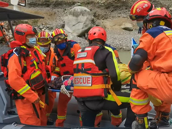 瀘定地震特別報道｜被成功轉移治療 瀘定地震災區生病老人不停感謝德陽消防指戰員_fororder_消防指戰員轉移生病老人現場-供圖-德陽市消防救援支隊全媒體中心