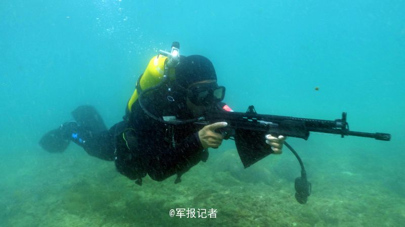近日,海军某特战团严格按照训练大纲要求,紧贴实战,从严从难摔打部队