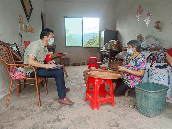 自贡：乡村振兴“带头人” 抗击疫情“急先锋”_fororder_自流井区荣边镇干塘村党总支书记、村委会主任徐和金（左）入户收集情况