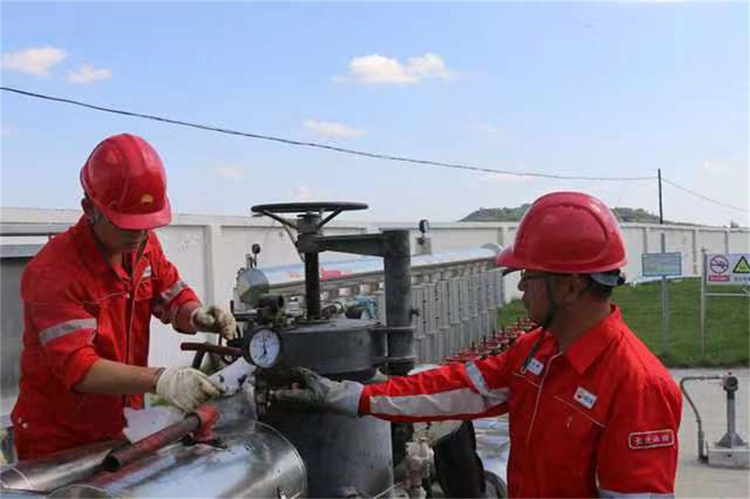 长庆油田采油九厂三面“镜子”照安全_fororder_470654657038281067