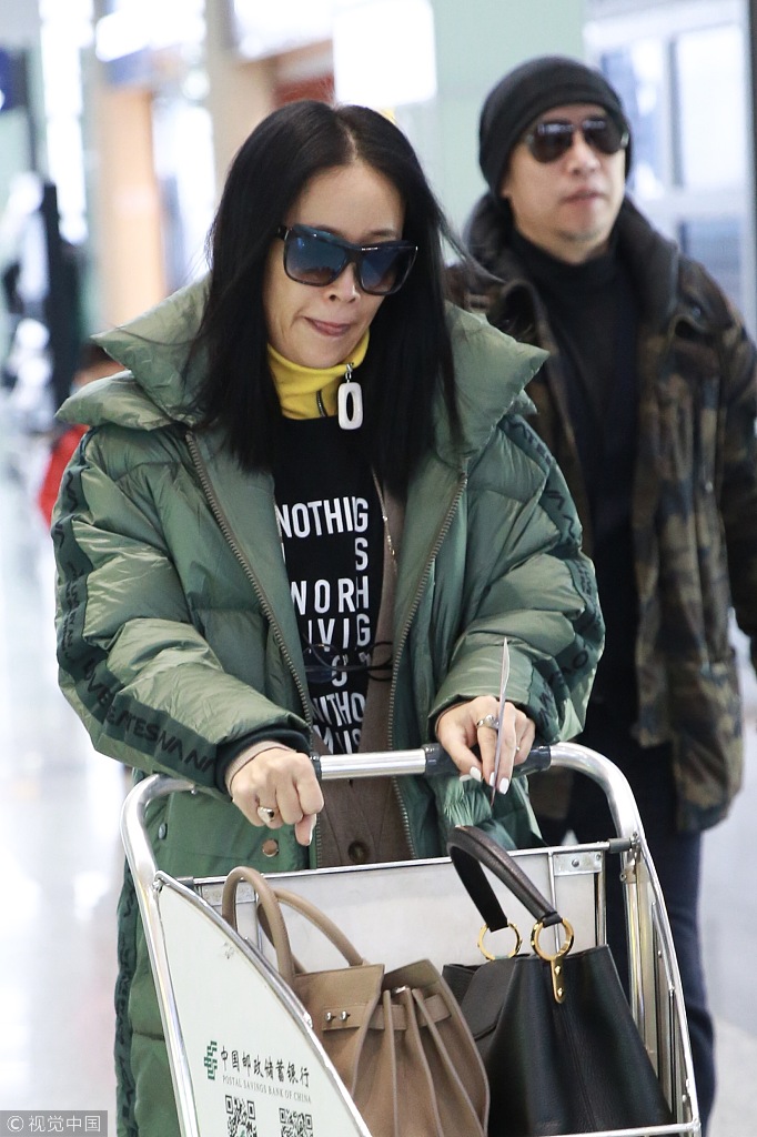 那英素颜现身机场自推行李 低头似不愿面对镜头
