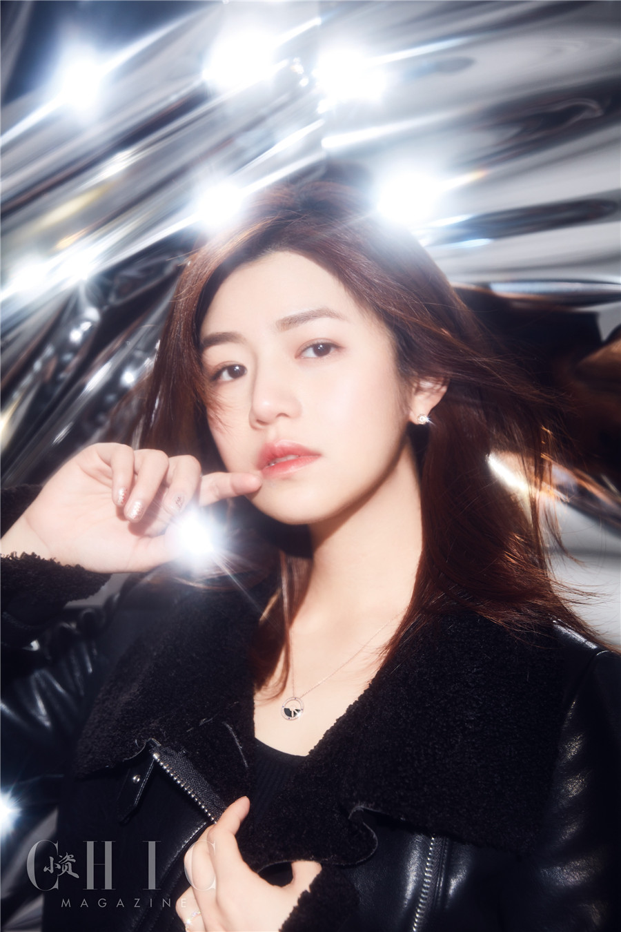 陈妍希黑白风格大片曝光恬静气质闪耀冬季