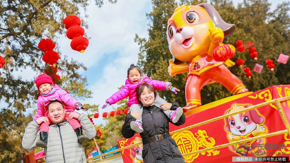 北京地坛庙会吉祥物“福狗迎春”亮相