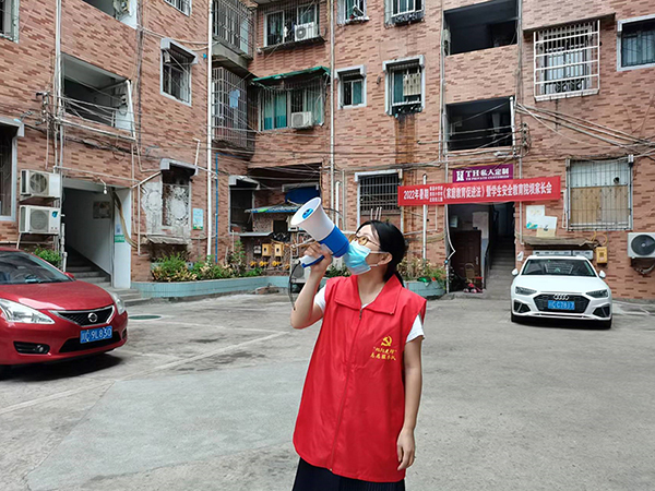 自贡市社区干部协力筑牢“防疫墙” 坚决守住最后一道战“疫”防线_fororder_1荣县西街社区居委会委员黄治萍到小区开展宣传、排查