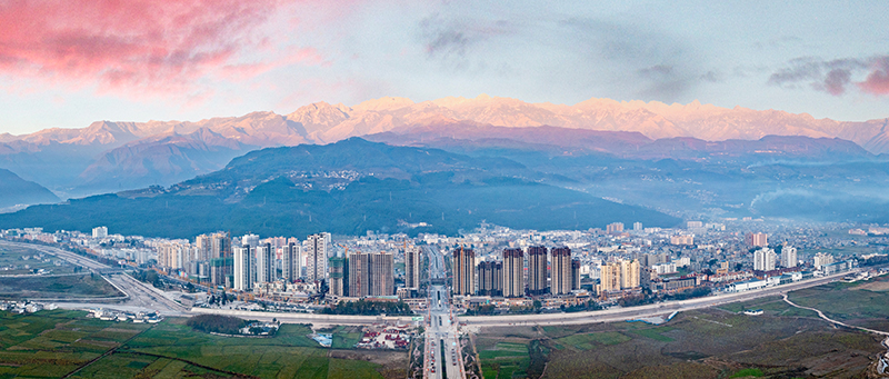镜头下的大凉山｜凉山州成立70周年县市风采——越西县_fororder_阳糯雪山下的越西县城。刘国兴摄