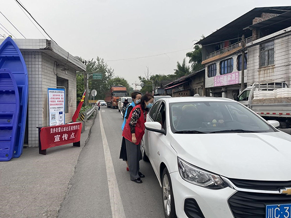 自贡市社区干部协力筑牢“防疫墙” 坚决守住最后一道战“疫”防线_fororder_2贡井区雷公滩社区党委书记陈红英到卡点排查车辆