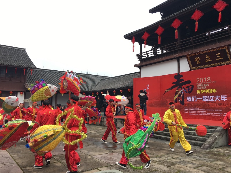 写春联舞鱼灯 外国友人在浙江青田体验“侨乡中国年”