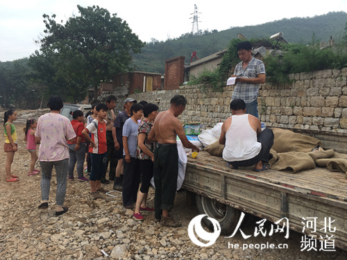 河北井陉县2000余村民灾后自救 72小时打通生命通道