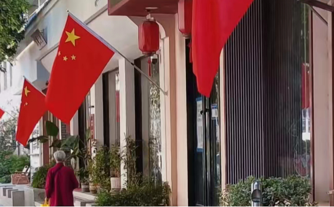 最爱这一抹“中国红”！ 郑州大街小巷飘扬五星红旗