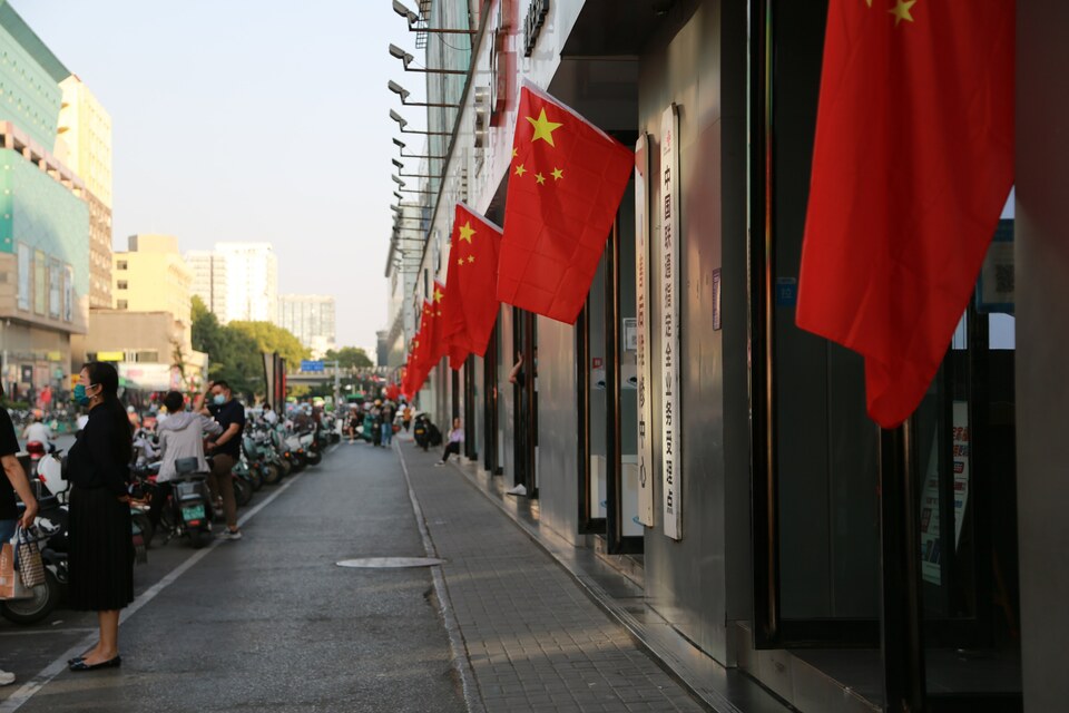 最愛這一抹“中國紅”！ 鄭州大街小巷飄揚五星紅旗