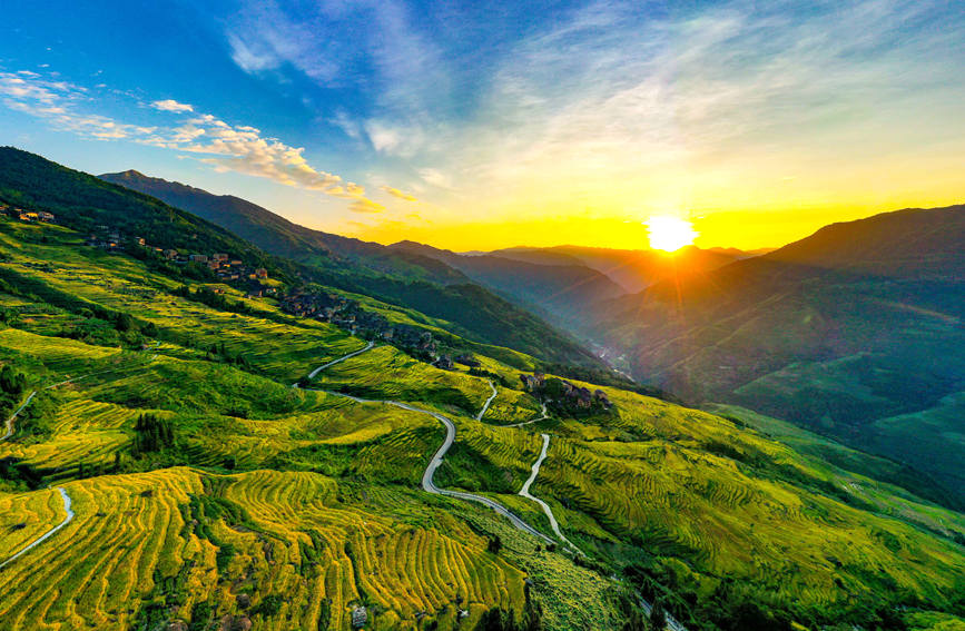 广西龙胜：梯田秋色扮美乡村