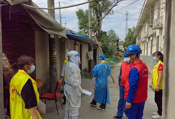 抓防疫保供电 供电公司人人都是监督员_fororder_9月5日，监督检查金牛区天回镇车站社区核酸检测点防疫保电情况-张健供图