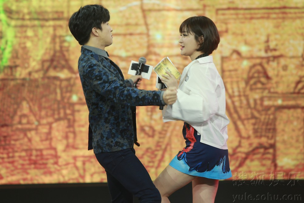 薛之谦现身活动表演北京瘫 台上扭捏展搞怪本色