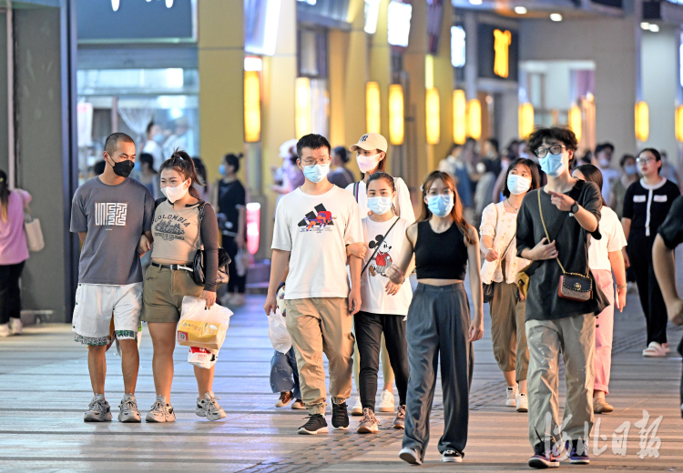 河北石家莊：假日夜遊灣裏廟