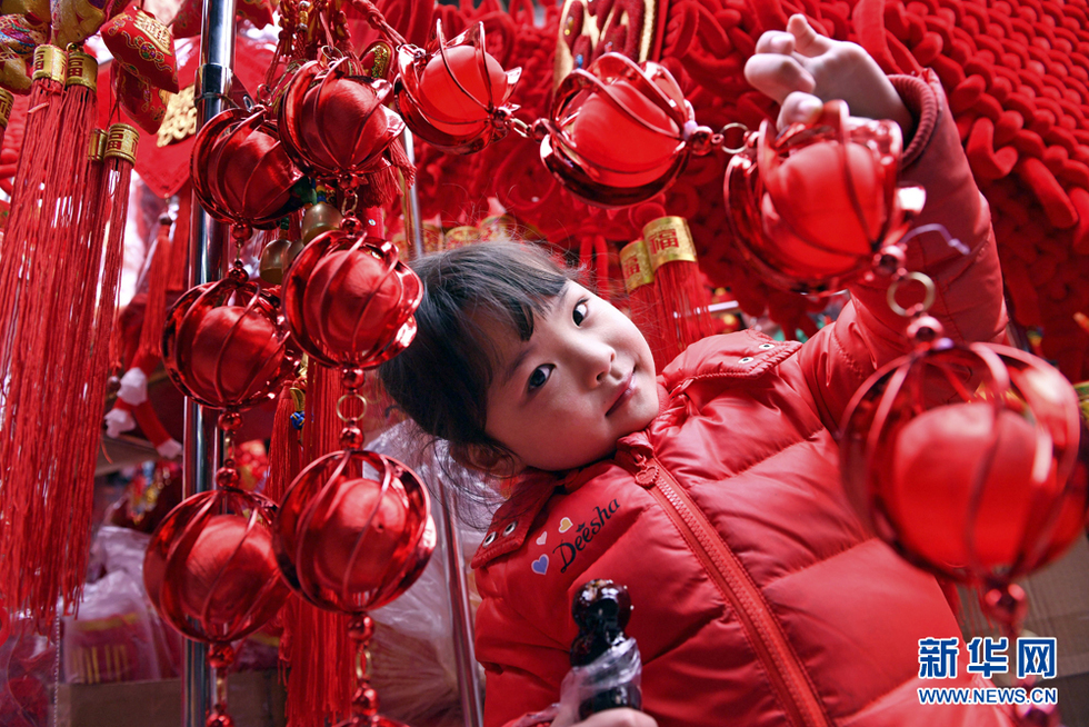 城隍廟裏年味濃 滿街高挂紅燈籠