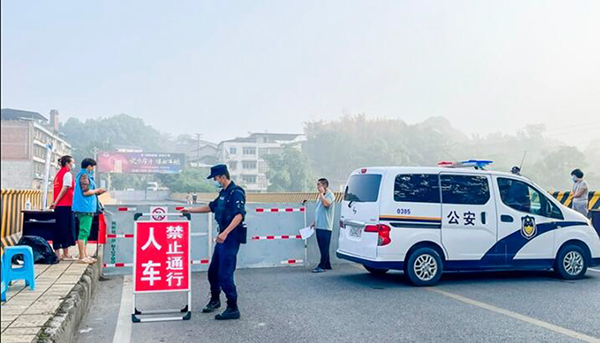 自贡：守一份责 护一座城 贡井区构筑疫情防控“铜墙铁壁”_fororder_2工作人员在雷公滩进行劝返