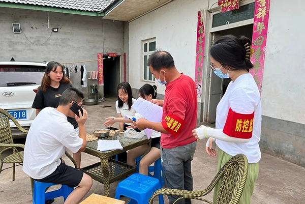 自贡市富顺县党员干部冲锋一线守护“万家灯火”_fororder_3赵化镇了果村开展“万名党员干部下基层”活动