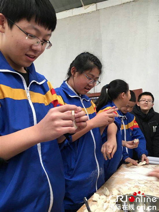图片默认标题_fororder_550【图5】学生们包饺子。摄影 张琪