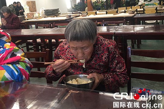 图片默认标题_fororder_550【图6】老人们品尝学生们亲手包的饺子。摄影 张琪