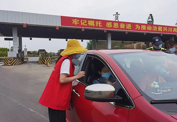 自贡：守一份责 护一座城 贡井区构筑疫情防控“铜墙铁壁”_fororder_1工作人员查验健康码