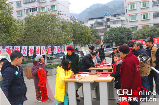 已过审【区县联动】【巴南】巴南石滩镇：情暖山乡 免费写赠春联迎新春【区县联动】巴南石滩镇：免费写赠春联迎新春