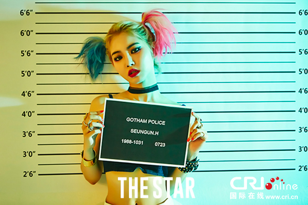 黄胜妍顶彩发另类叛逆 踩罗马鞋秀修长竹竿腿