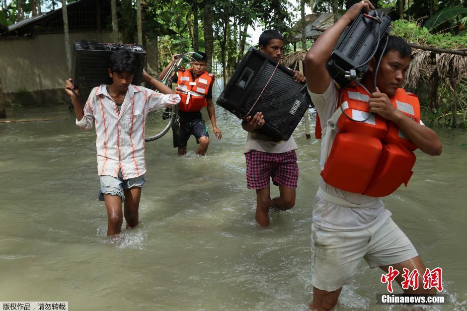 印度多地遭遇暴雨 18个邦约120万人受影响